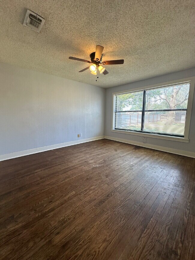Building Photo - Close to Texas Tech University and Downtown