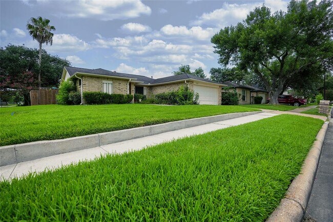 Building Photo - 11103 W Brompton Dr