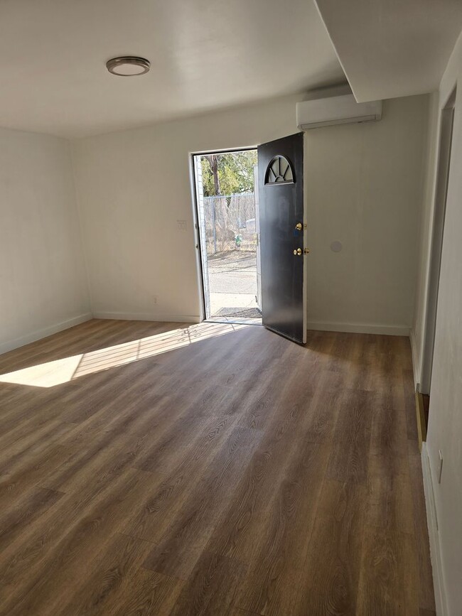 Building Photo - Beautifully Renovated 1 Bedroom Apt - All ...