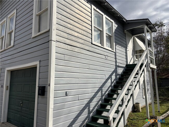 Primary Photo - 305 E Sabine St