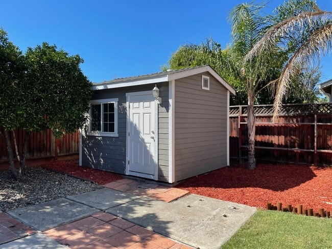 Building Photo - Cute Home in Blossom Hill with A/C, W/D, F...