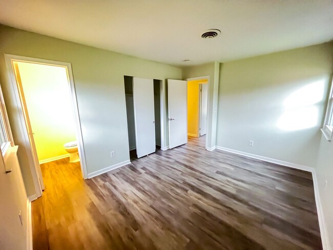 Building Photo - Cozy 3 Bedroom, 1 1/2 Bathroom Near Downto...