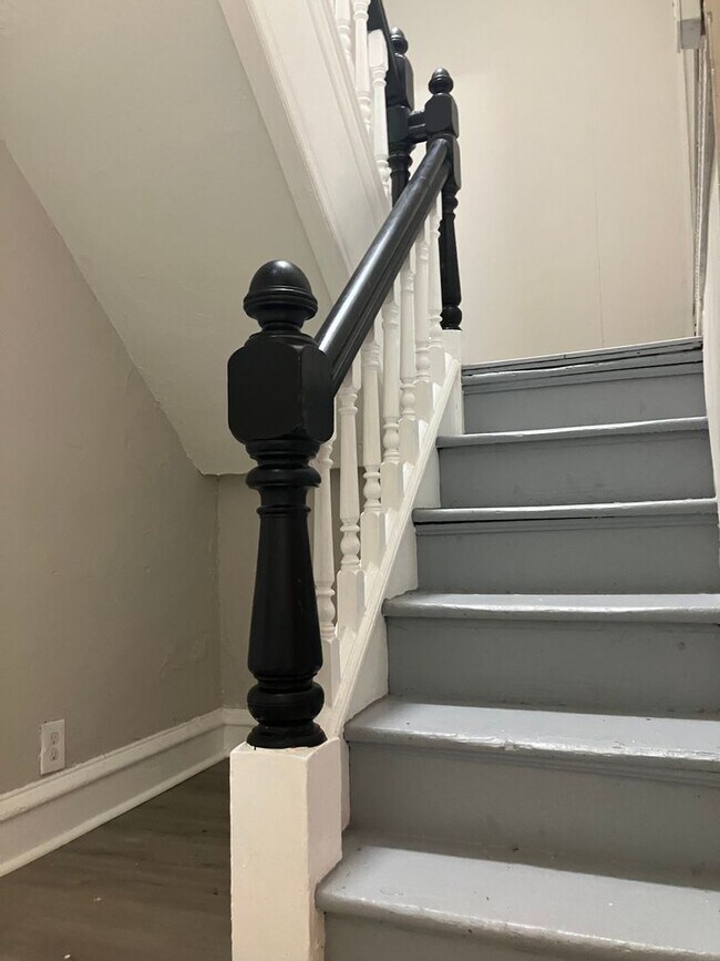 Building Photo - Rare 7-Bedroom, 3.5-Bath Home with Generous Living Space