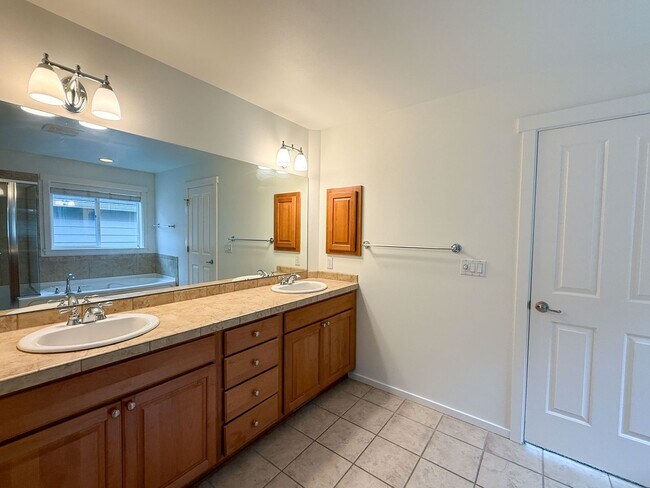 Building Photo - 4Bd/2.75Ba Issaquah House