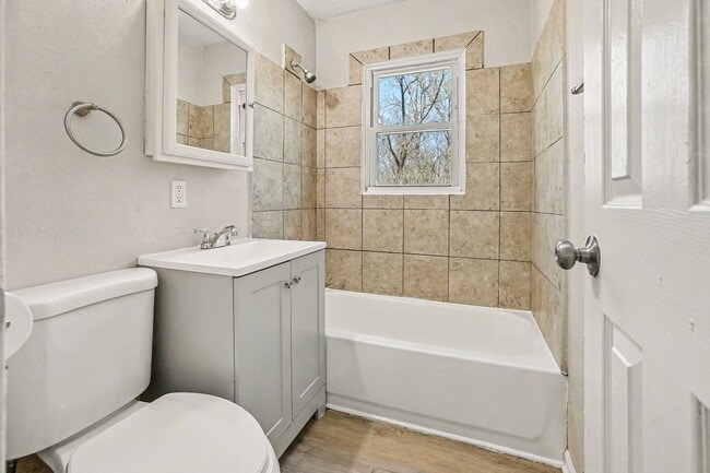 Building Photo - Charming Two Bedroom, One Bathroom Home Near Kansas City Zoo!