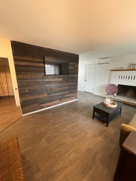 Building Photo - 455 S Morain St