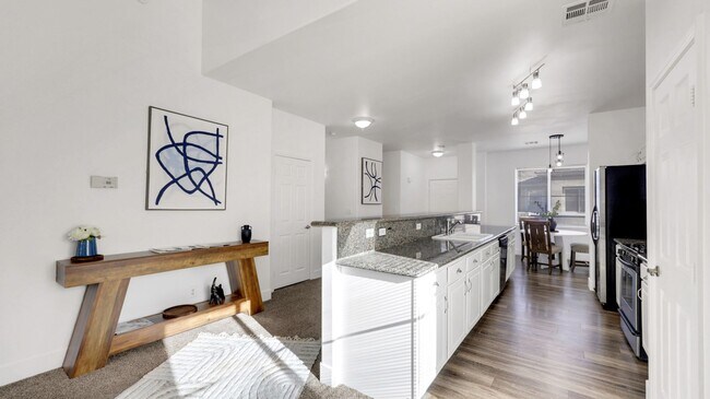 Building Photo - AMAZING COMPLETELY REMODELED CONDO IN SUMM...