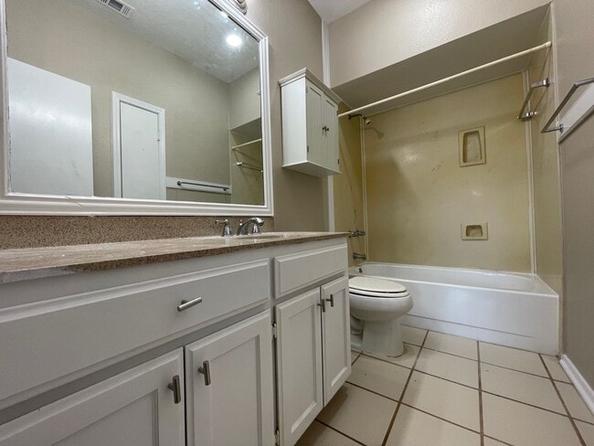 Building Photo - AVAILABLE NOW 2 BEDROOM 2 BATH TOWNHOME IN...