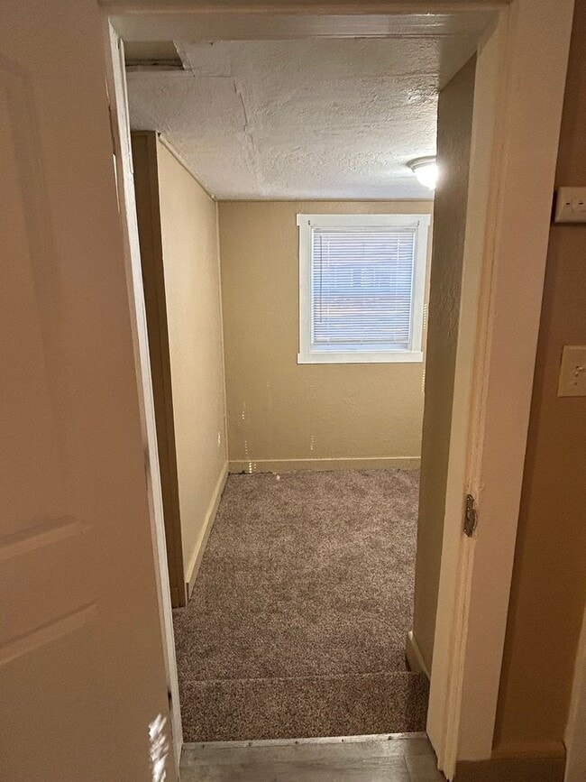 Building Photo - 4 bedroom 2 bath next to Chico State.