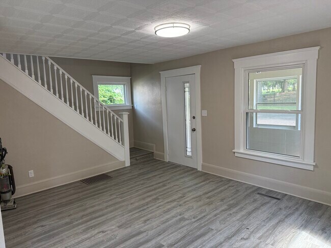 Building Photo - 243 Rockwell St
