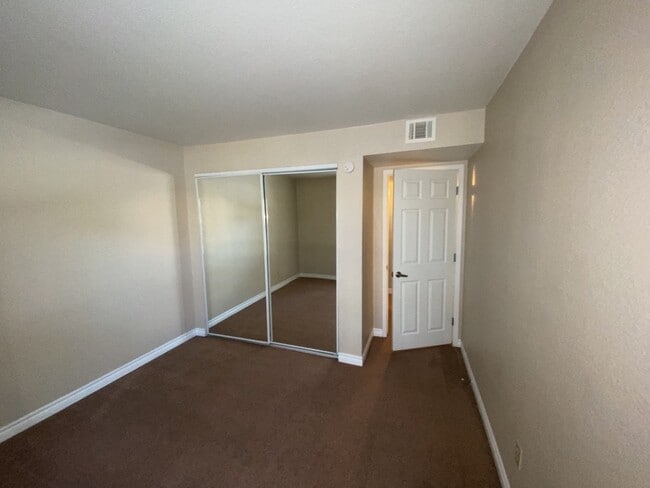 Building Photo - 3 Bedroom 2 bath condo located on second floor.