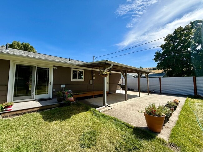 Building Photo - 104 Saranac Dr