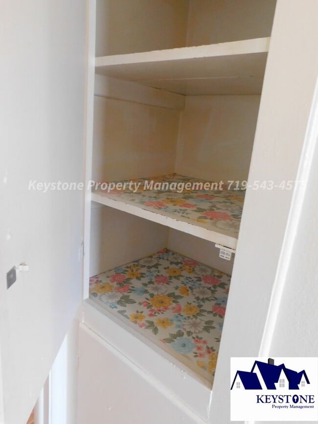 Building Photo - 2 Bedroom/1 Bath/ 1 Car Garage House on Corner Lot - $1,125/$1,125