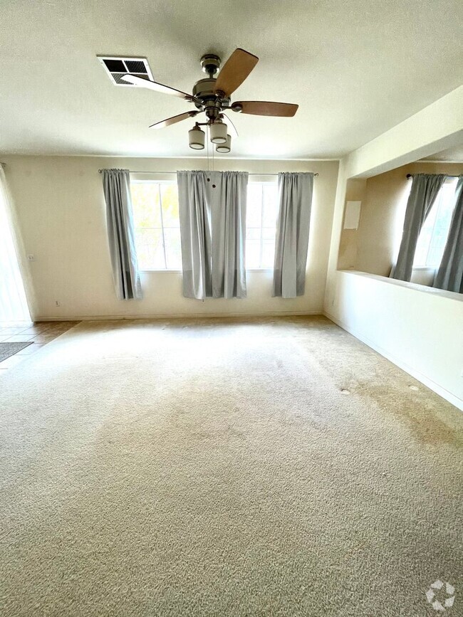 Building Photo - Beautiful 4 Bedroom 2.5 Bath Single Family...