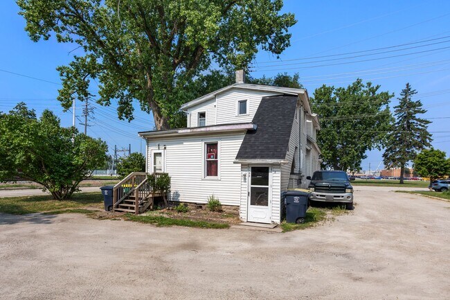 Building Photo - 1100 N Van Buren St