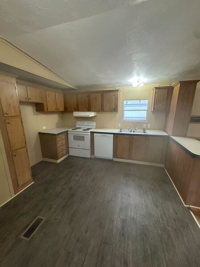 Building Photo - 1418 Stamps St