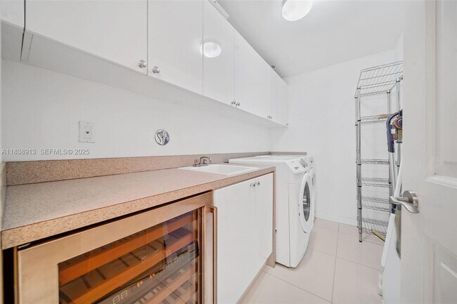 Building Photo - 17875 Collins Ave