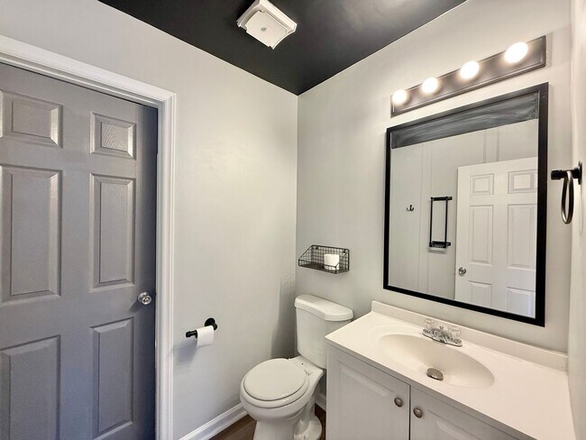 Building Photo - Charming 2BD, 2BA Raleigh Townhome in Prime Location Near I-440, NC State University, Fairgrounds...