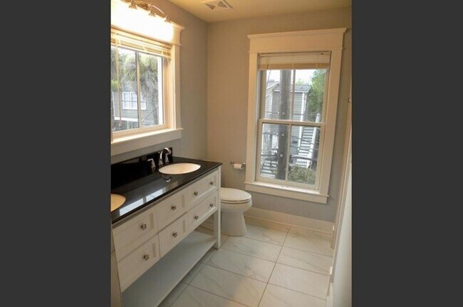 Building Photo - Charming 3-story Home in the Heart of Down...