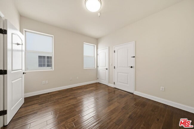 Building Photo - 320 S Swall Dr