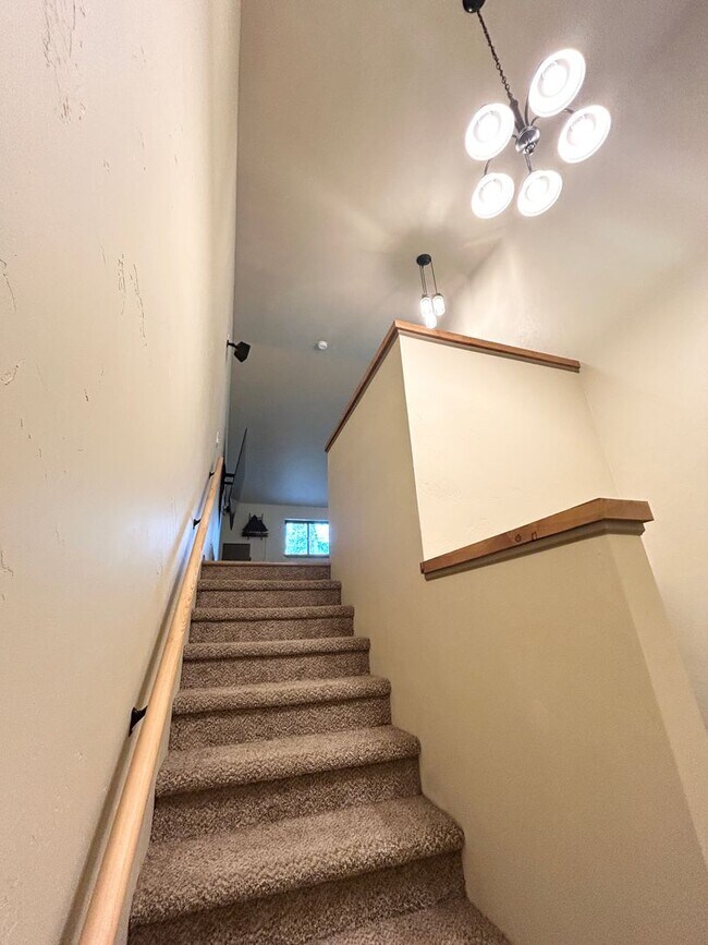 Building Photo - Huge Shop with 2 bedroom 2 bath Condo attached!