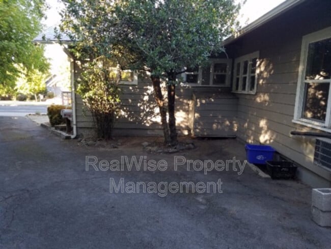 Building Photo - 720 Siskiyou Blvd