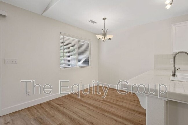 Building Photo - 3835 E Oak Ave
