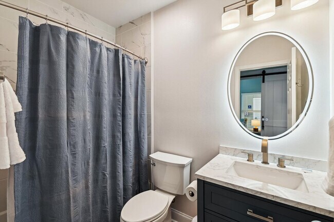 Building Photo - 9815 S Thomas Dr