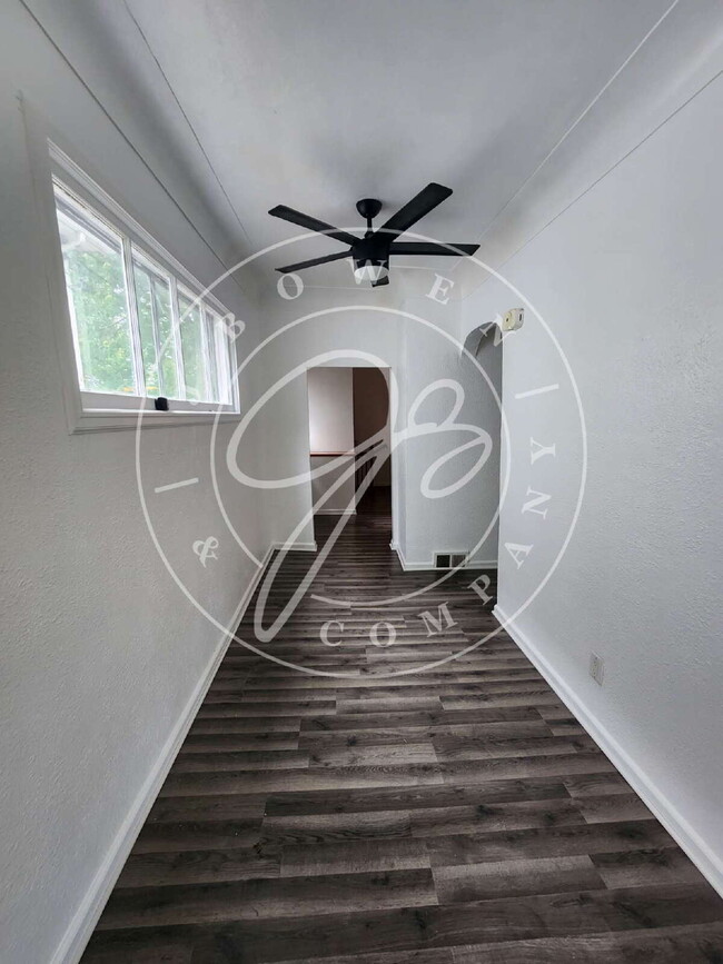 Building Photo - 2-Bedroom Gem! Large kitchen. Convienient ...