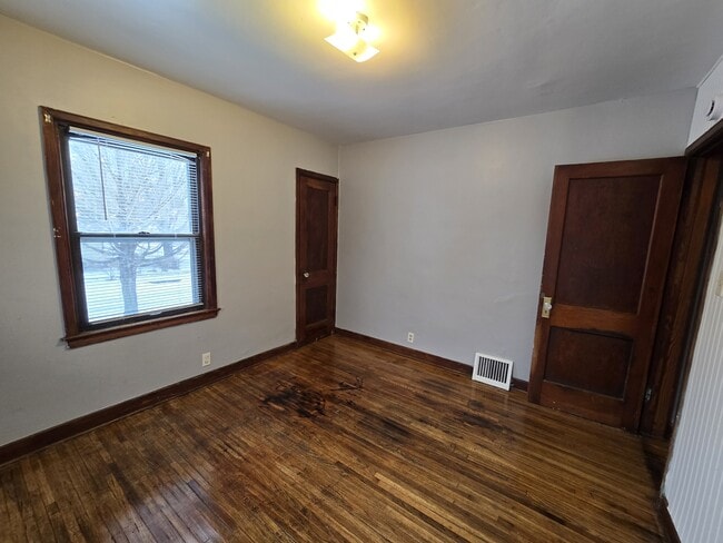 Building Photo - 401 Charles St