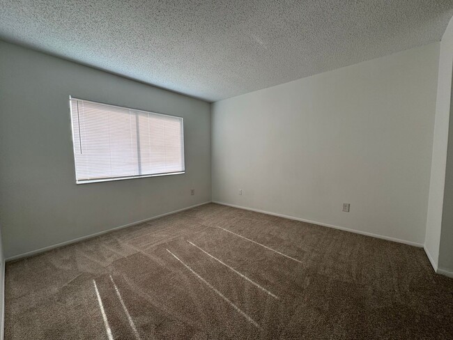 Building Photo - Large 1 bedroom Condo on Second Floor Over...