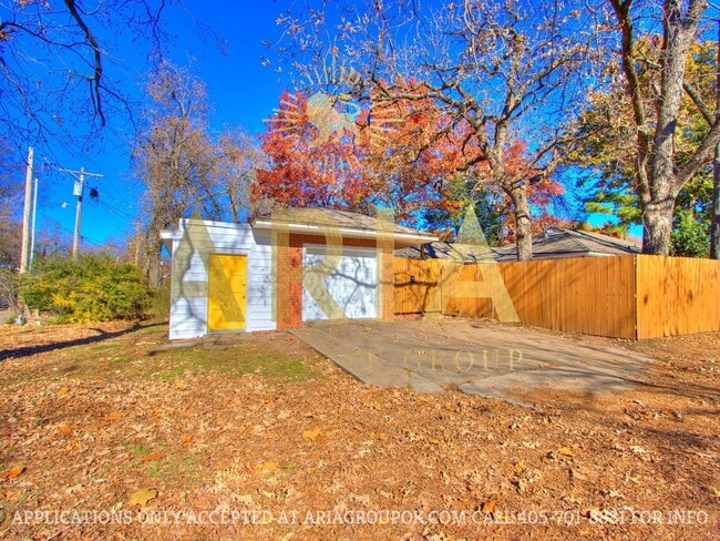 Building Photo - *COMING SOON!* UPDATED 3 BED/2 BATH DUPLEX...