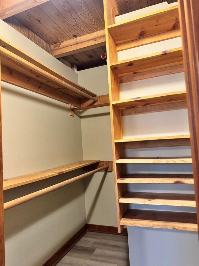 Building Photo - Log Cabin in Oconee on a 1.357 acre neighborhood wooded lot!