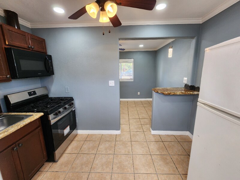 Building Photo - 717 S Pine St