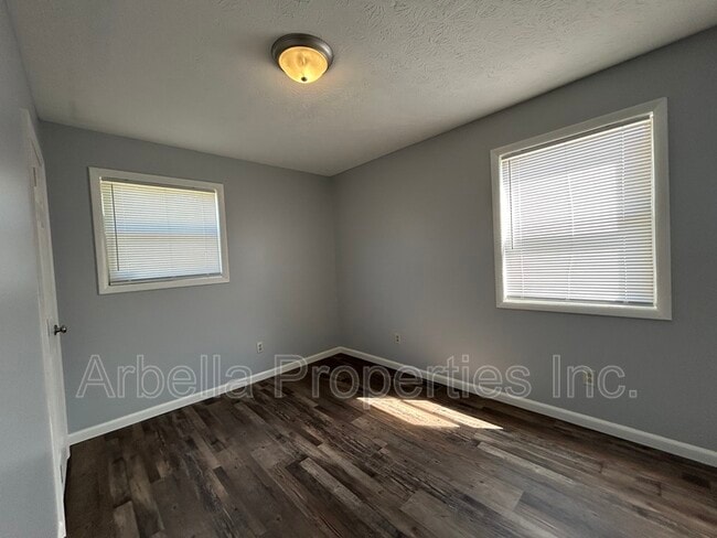 Building Photo - 347 New Summerville Rd
