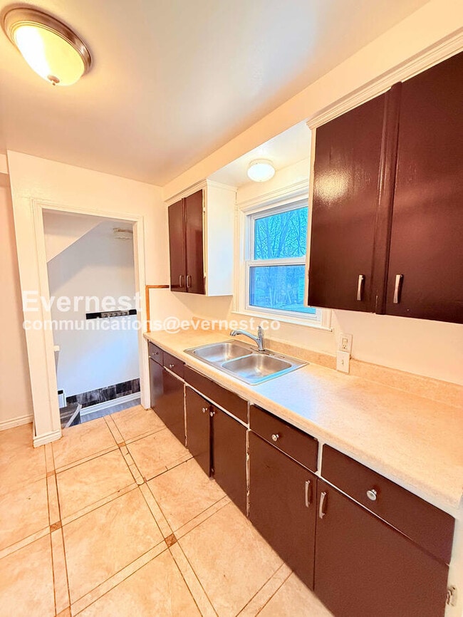 Building Photo - 25337 Ivanhoe Ave