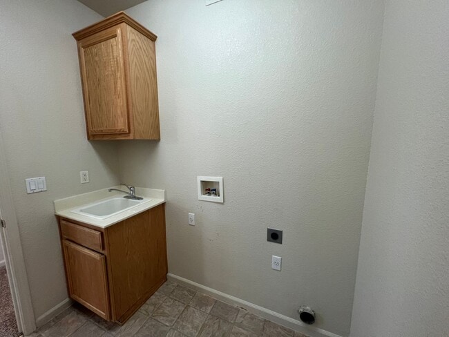 Building Photo - Large Two Story Crossroads Home!