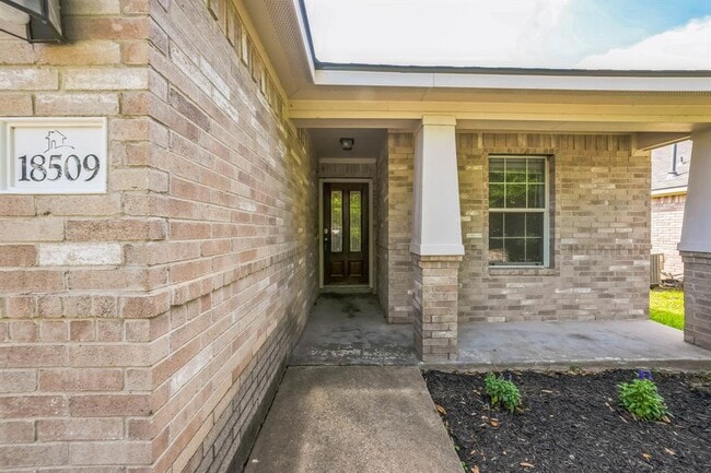 Building Photo - 18509 Sandy Bottom Dr