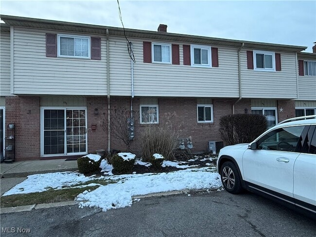 Building Photo - 195 Surrey Ln