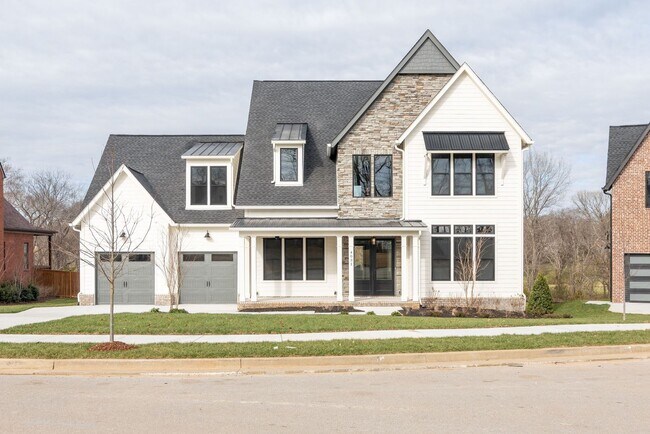 Building Photo - Like New 4 Bedroom Luxury Home in Franklin TN