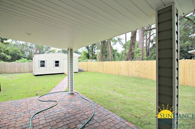 Building Photo - Beautiful Fully Renovated 3 Bedroom Home i...