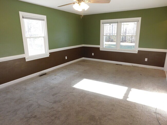 Building Photo - 105 Little Rossie Rd