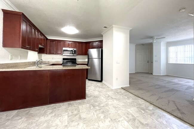 Building Photo - Updated Lower Level Condo in gated Vista Way Village!