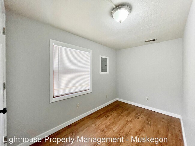 Building Photo - 3 br, 1 bath House - 6865 Evanston Avenue