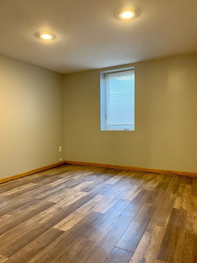 Building Photo - Incredible 4 Bedroom 2 Bathroom Home in Crystal!