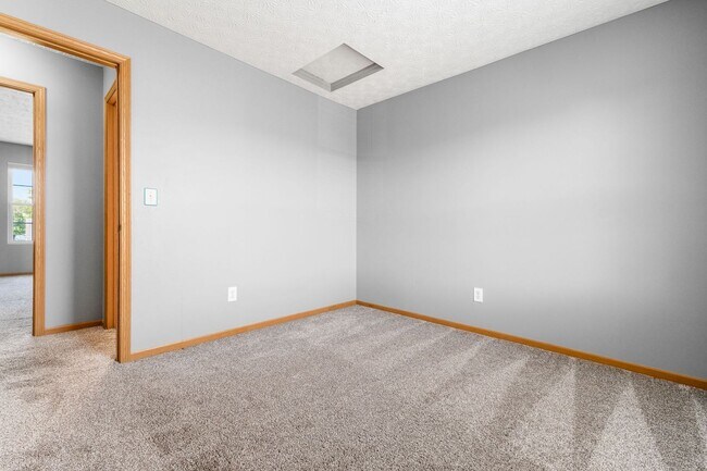 Building Photo - Spacious South Side Home with Garage!