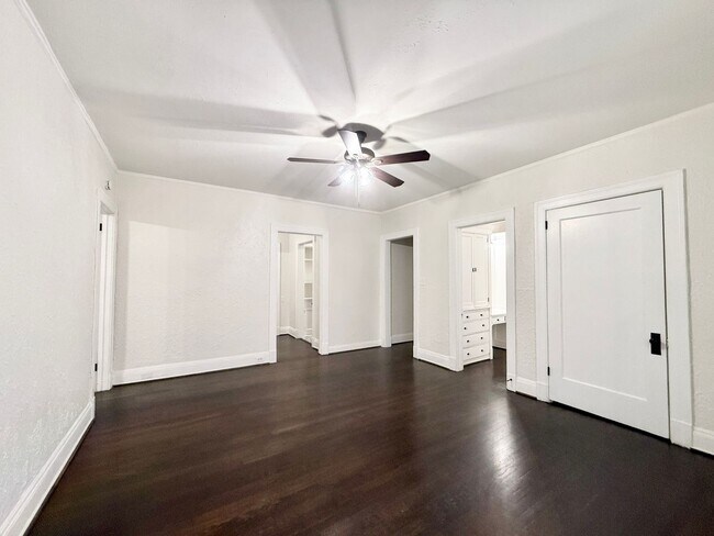 Building Photo - Unique Downstairs 1/1 w/ Hardwoods in Small 1920's Complex