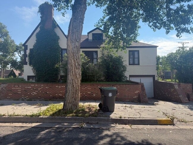 Building Photo - House For Lease