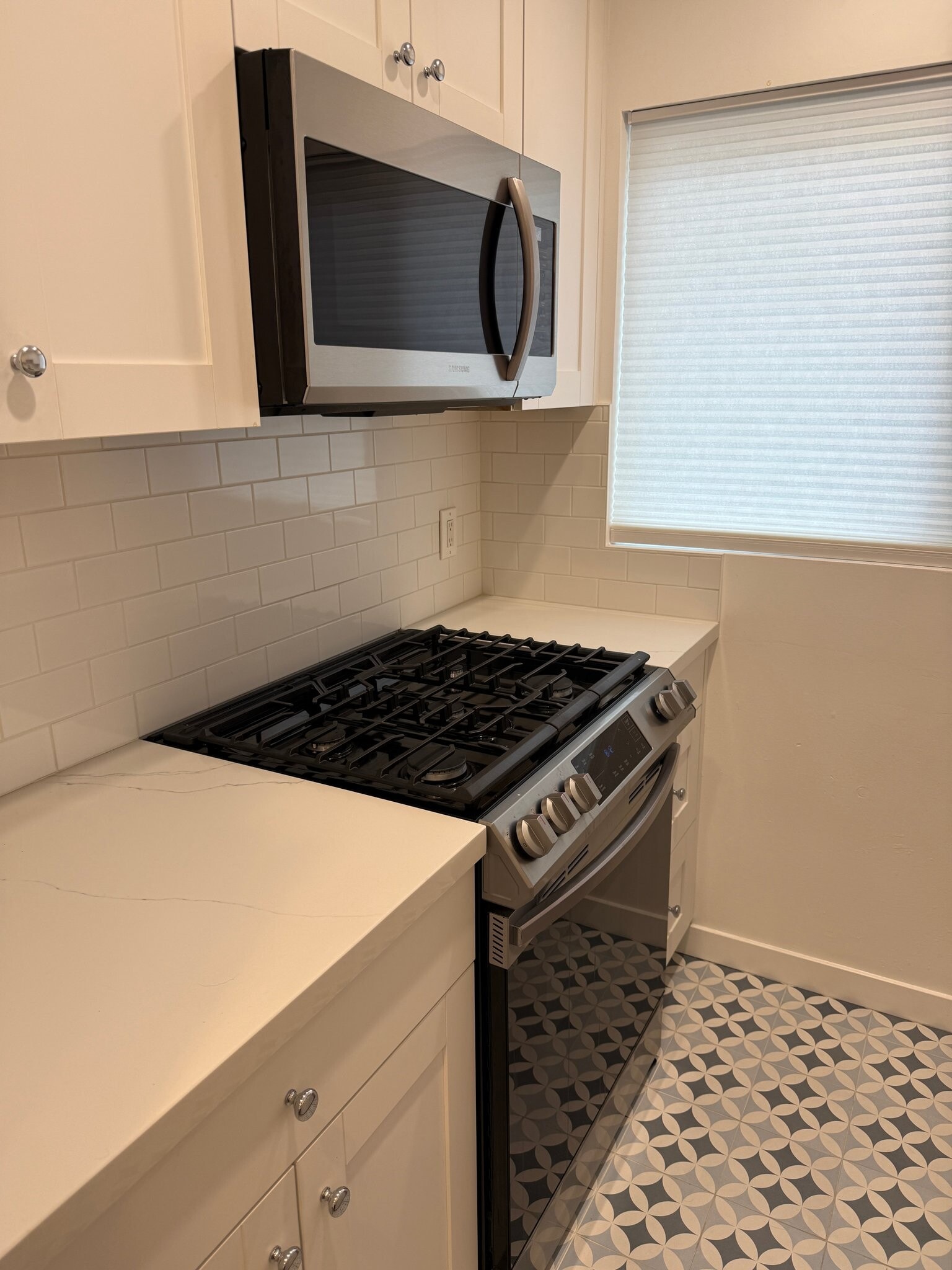 Building Photo - 2140 Beachwood Dr