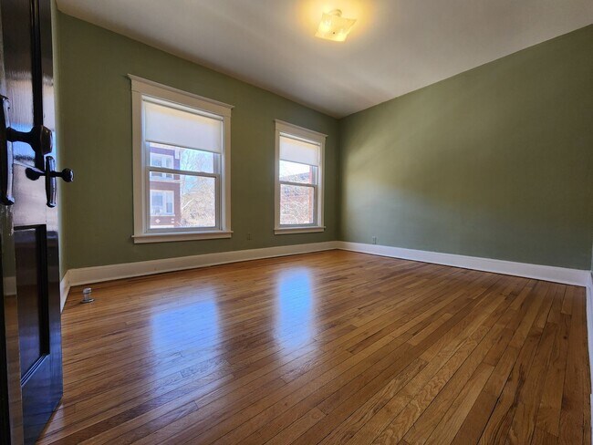 Building Photo - Large 3-bed/1-bath Apartment in the Heart of Rogers Park!
